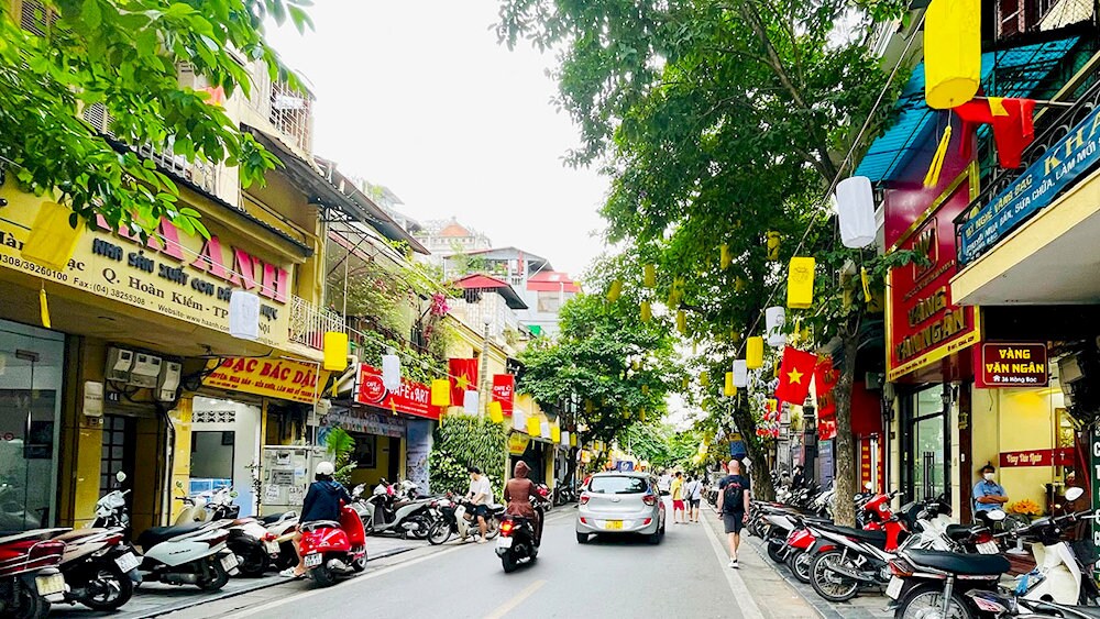 Traditional silver workshops and jewelry shops have been open in Hang Bac since the 15th century